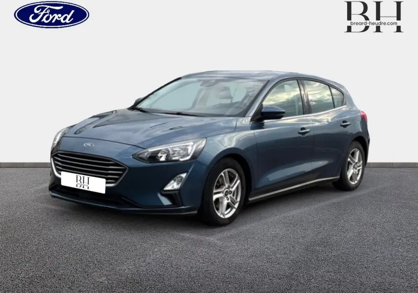 Vue 3/4 avant droit d'une Ford Focus 1.5 EcoBlue bleu azur métallisé avec jantes alu et calandre noire.