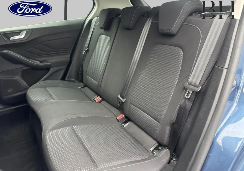 Vue latérale de la banquette arrière noire en tissu de la Ford Focus 1.5 EcoBlue bleu azur métallisé, avec ceinture de sécurité visible.