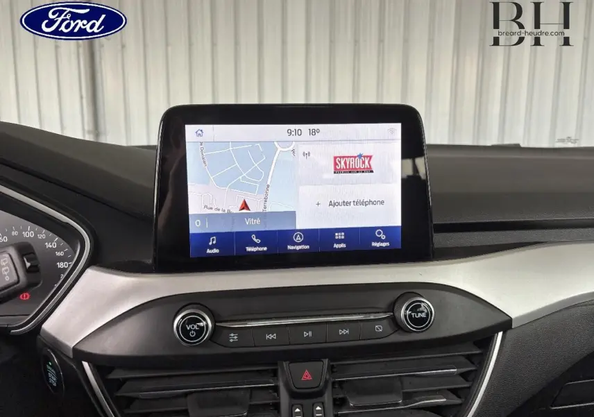 Vue rapprochée du tableau de bord de la Ford Focus 2020 avec écran tactile affichant la navigation et commandes audio.