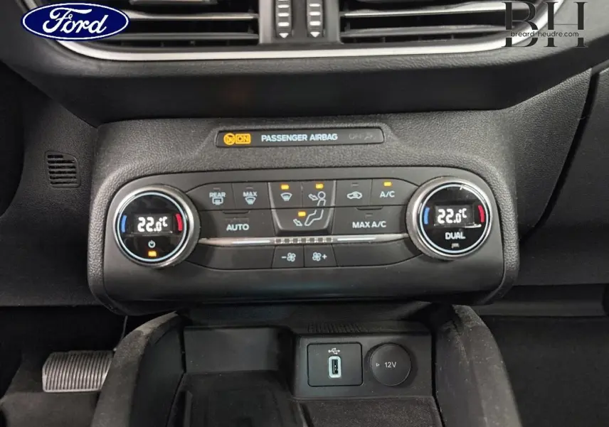 Gros plan sur la console centrale de la Ford Focus 2020, montrant la climatisation automatique et les ports USB et 12V.