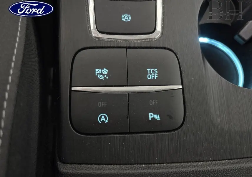 Gros plan sur les commandes de la console centrale noire avec éclairage bleu de la Ford Focus 1.5 EcoBlue 2020.