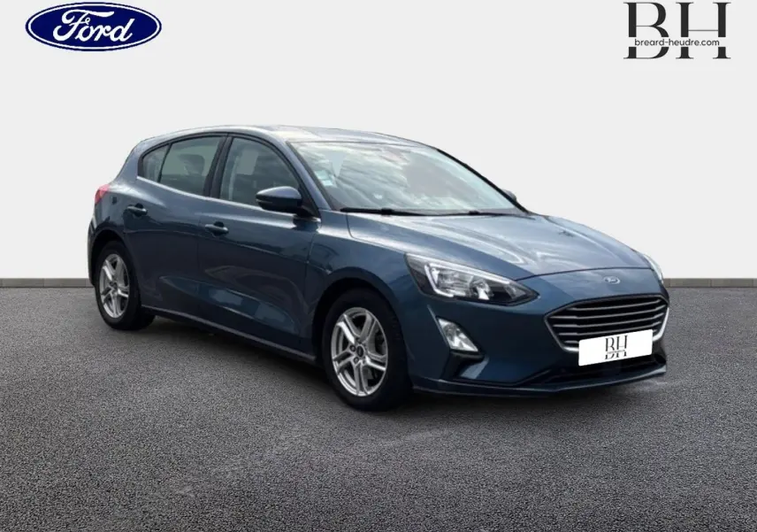 Vue 3/4 avant droit d'une Ford Focus 1.5 EcoBlue bleu azur métallisé avec jantes alu et calandre noire.