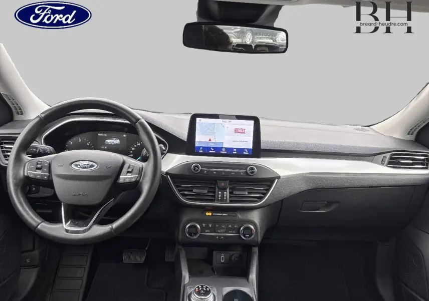 Vue intérieure frontale du tableau de bord et volant cuir multifonction de la Ford Focus 1.5 EcoBlue 2020.