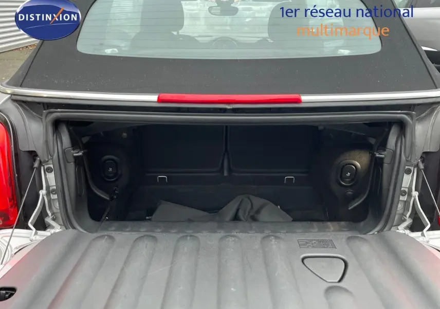 Coffre ouvert d'une MINI Cabriolet F57 Melting Silver, vue arrière mettant en valeur l'espace de rangement noir.