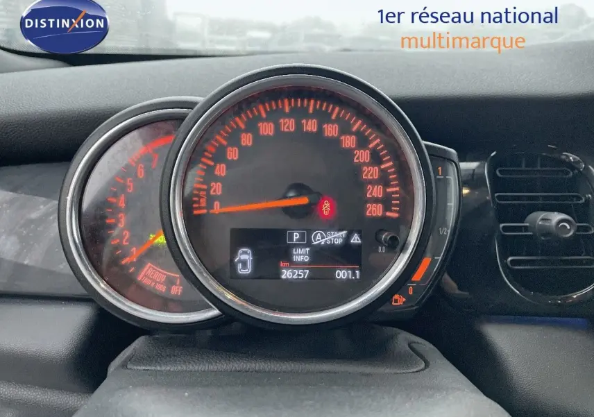 Tableau de bord de MINI Cabriolet F57 2023 avec compte-tours et compteur digital au centre, ambiance intérieure sombre.