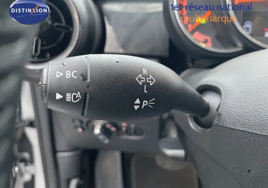 Le levier de clignotant noir du tableau de bord d'une MINI Cabriolet 2023, avec compteurs en arrière-plan.