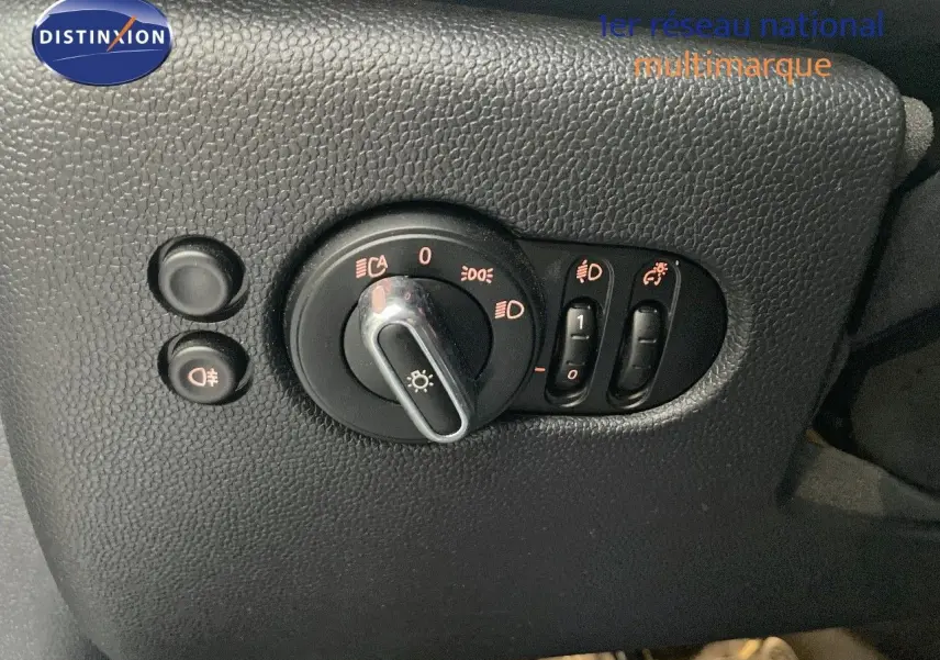 Gros plan sur le panneau de commande des phares d'une MINI Cabriolet F57 2023 en Melting Silver Metal.