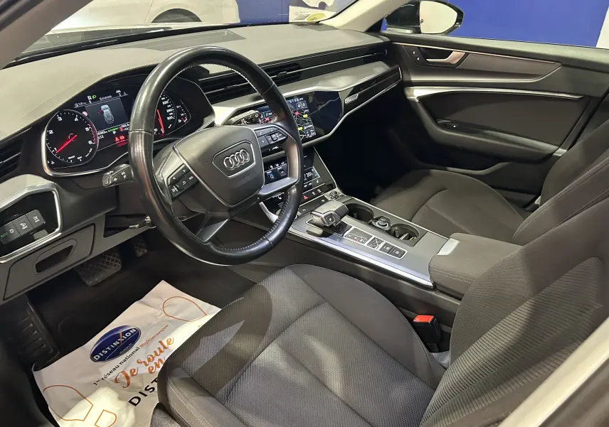 Intérieur noir de l'Audi A6 Avant 40 TDI 2019 vu côté conducteur, avec tableau de bord digital et console centrale moderne.