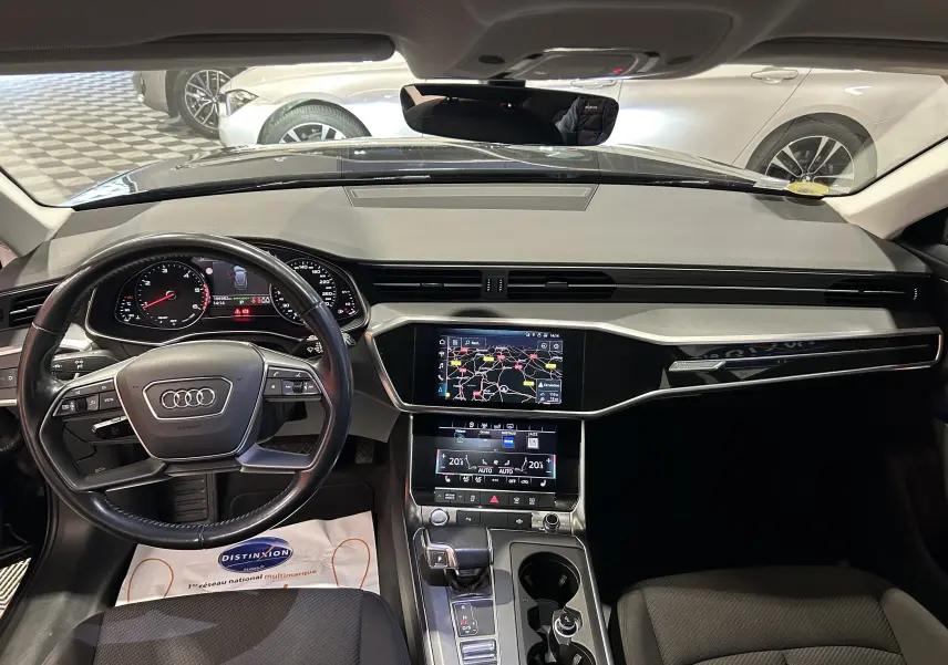 Intérieur noir d'Audi A6 Avant 40 TDI 2019, vue frontale du tableau de bord avec écran tactile et volant multifonction.