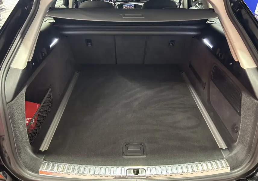 Coffre spacieux noir de l'Audi A6 Avant 40 TDI 2019, vue intérieure arrière avec éclairage latéral LED.