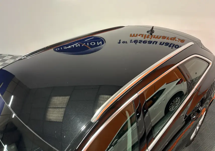 Vue plongeante sur le toit noir brillant et les barres de toit argentées de l'Audi A6 Avant 40 TDI 2019 côté droit.