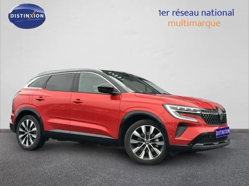 Renault Austral Rouge Flamme en 3/4 avant droit, SUV hybride avec jantes alliage et toit noir contrasté.