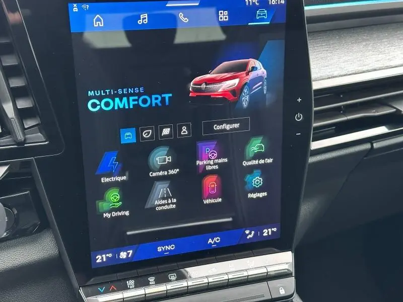 Écran tactile intérieur montrant le menu Multi-Sense avec image d’un Renault Austral rouge Flamme en 3/4 avant.