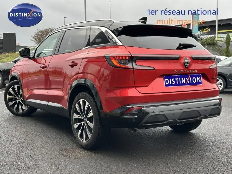 Vue 3/4 arrière droite du Renault Austral rouge flamme hybride 2025 avec feux arrière LED et jantes alliage noires.