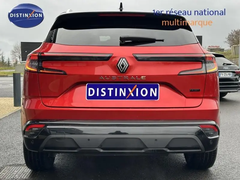 Vue arrière d'un Renault Austral Rouge Flamme 2025, version hybride 1.2 E-Tech full hybrid 200ch Techno, avec feux LED étirés.