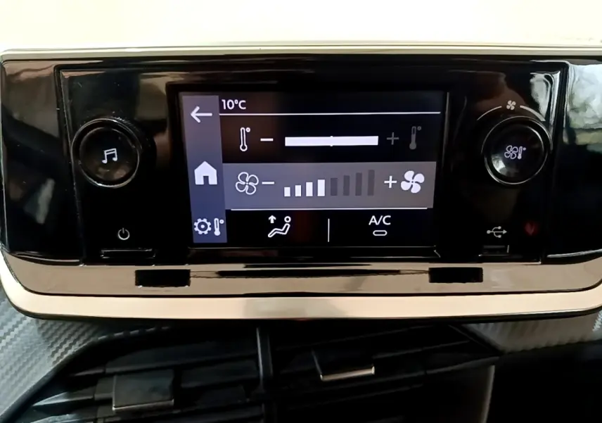 Écran tactile central de la Peugeot 208 blanc 2022 affichant la climatisation à 10°C avec commandes rotatives.