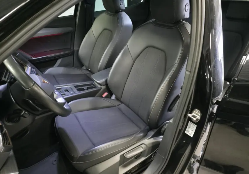 Vue intérieure côté conducteur du CUPRA Formentor noir, mettant en valeur les sièges sport en textile et cuir avec surpiqûres contrastantes.