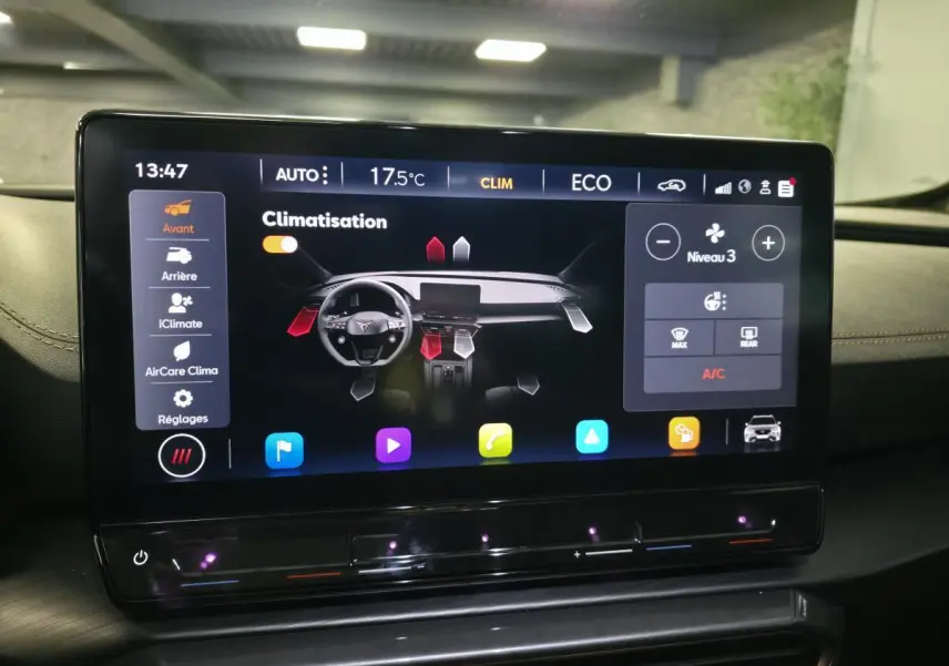Écran tactile central du tableau de bord du CUPRA Formentor noir, affichant le menu climatisation en intérieur.