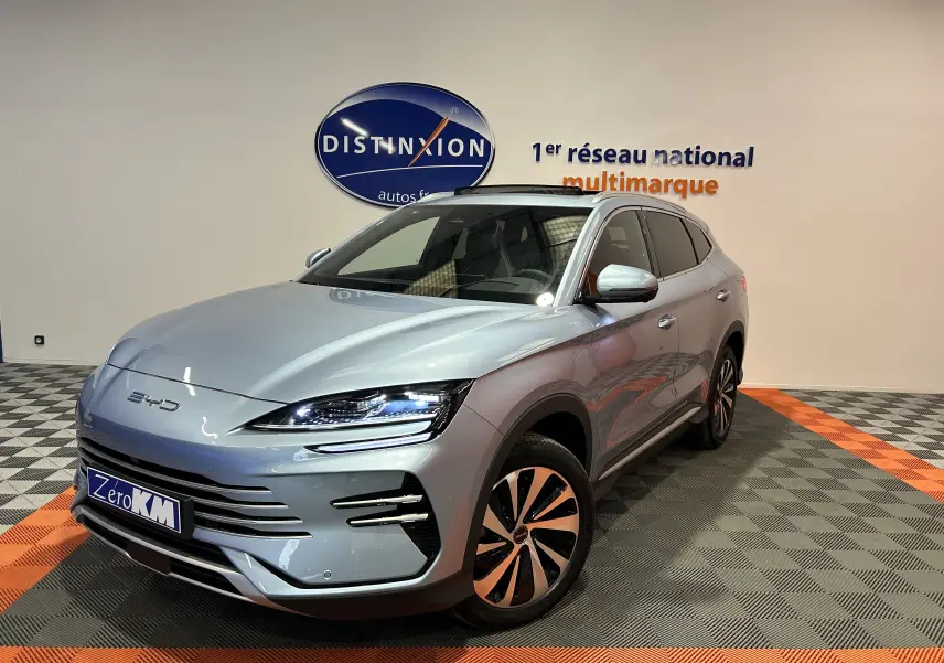 Vue 3/4 avant d'un BYD SEAL U hybride rechargeable couleur bleu métallisé Tian Qing avec jantes bicolores et toit ouvrant.