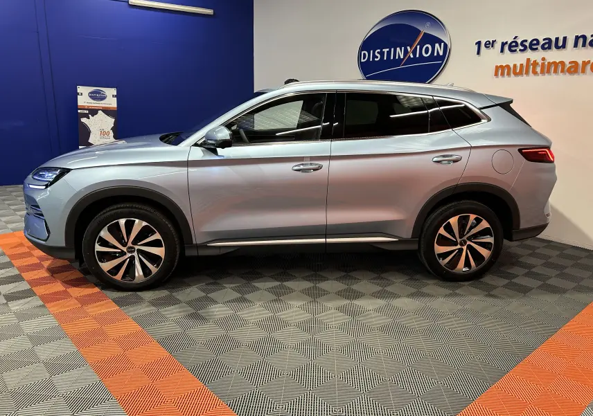 Vue de profil côté gauche d'un BYD SEAL U hybride rechargeable couleur bleu métallisé Tian Qing, avec jantes bi-ton et toit ouvrant.