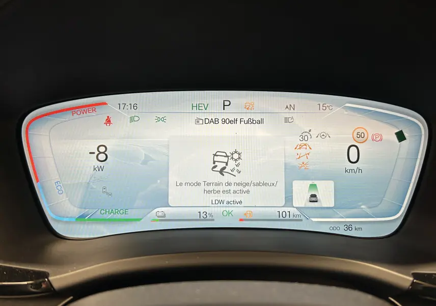 Vue du tableau de bord numérique du BYD SEAL U hybride rechargeable, affichant mode terrain neige activé et vitesse à 0 km/h.