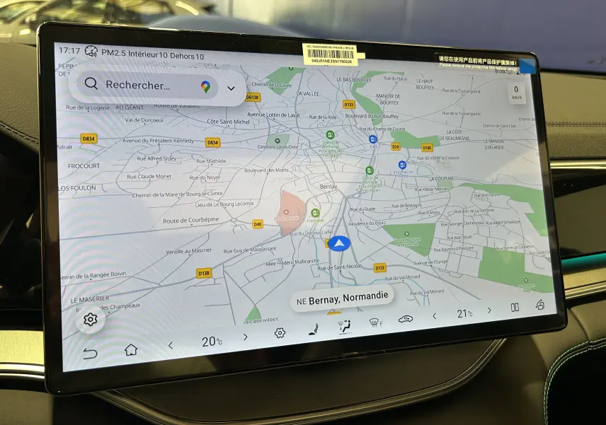 Écran tactile central du tableau de bord BYD SEAL U affichant une carte GPS de Bernay en Normandie.