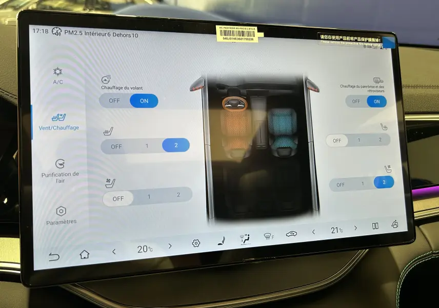Écran tactile intérieur du BYD SEAL U 2025 affichant les réglages de ventilation et chauffage des sièges en vue frontale.