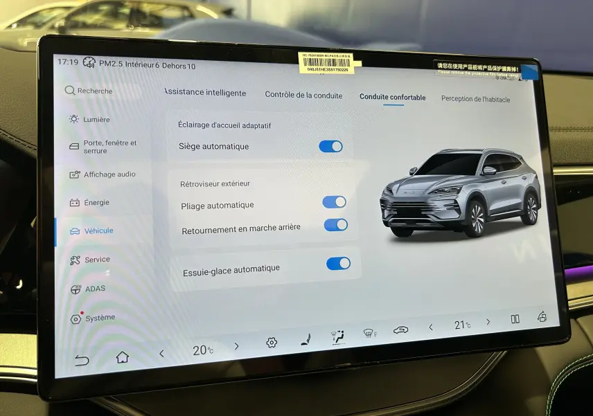 Écran tactile intérieur montrant un menu de confort avec une image 3/4 avant d'un BYD Seal U gris métallisé.