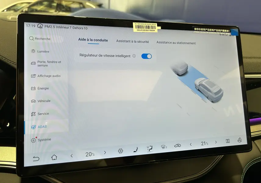 Écran tactile intérieur du BYD SEAL U 2025 affichant l'aide à la conduite et le régulateur de vitesse intelligent.