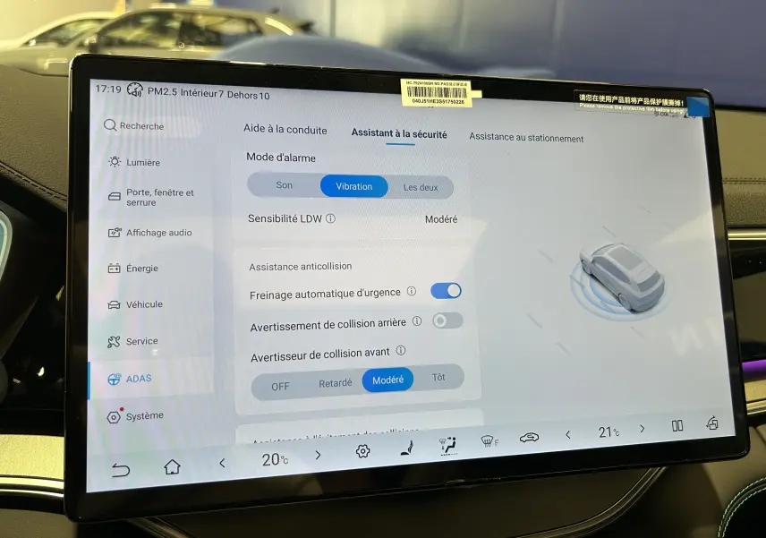 Écran tactile intérieur affichant les réglages d'assistance à la conduite du BYD SEAL U 2025.