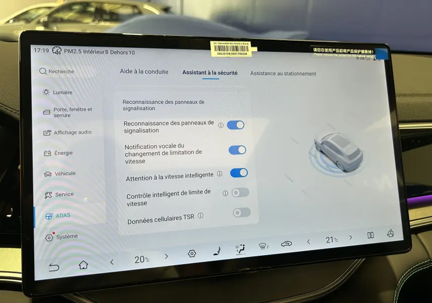 Écran tactile intérieur du BYD SEAL U affichant les réglages d'assistance à la sécurité et conduite.