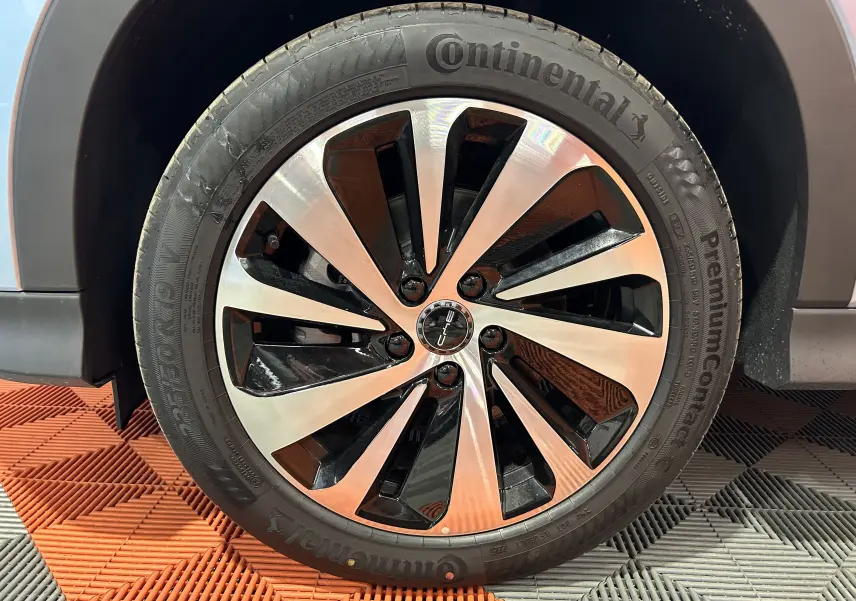 Gros plan sur la roue avant gauche du BYD SEAL U 2025 avec jante alliage bicolore et pneu Continental.
