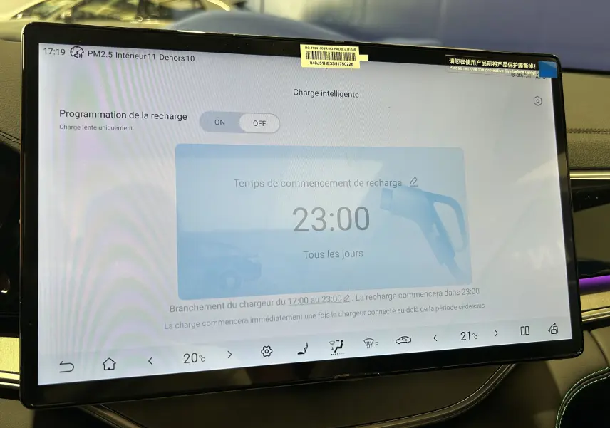 Écran tactile central du BYD SEAL U 2025 affichant la programmation de recharge à 23h dans l'habitacle noir.
