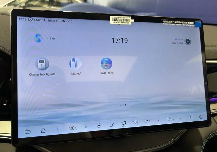 Écran tactile central du tableau de bord du BYD SEAL U affichant les options de charge intelligente et manuel, avec interface claire.