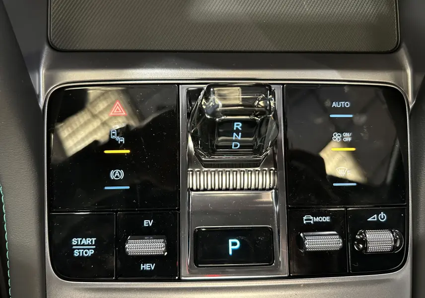 Vue rapprochée de la console centrale du BYD SEAL U avec levier de vitesses cristal et commandes tactiles rétroéclairées.