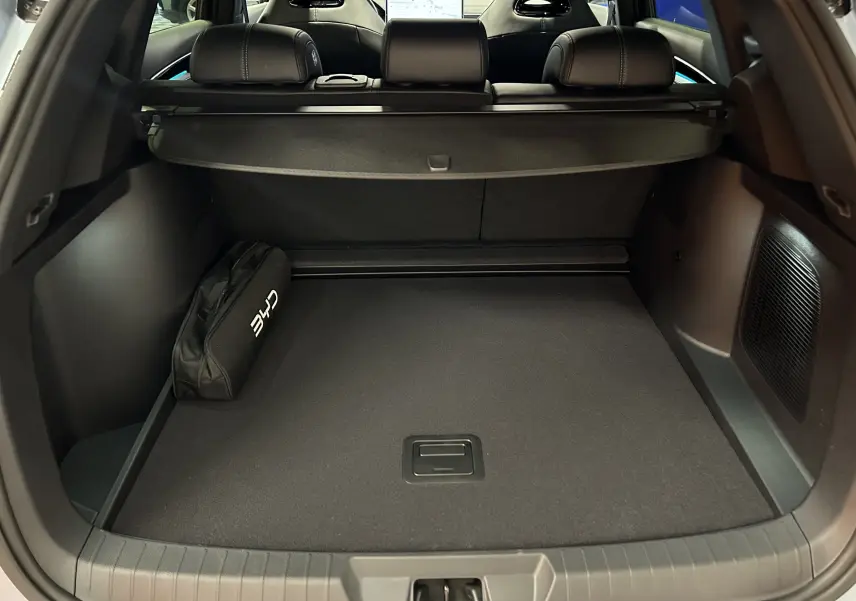 Vue du coffre ouvert du BYD SEAL U 2025 en TIAN QING METAL, avec cache-bagages et sac de rangement noir.