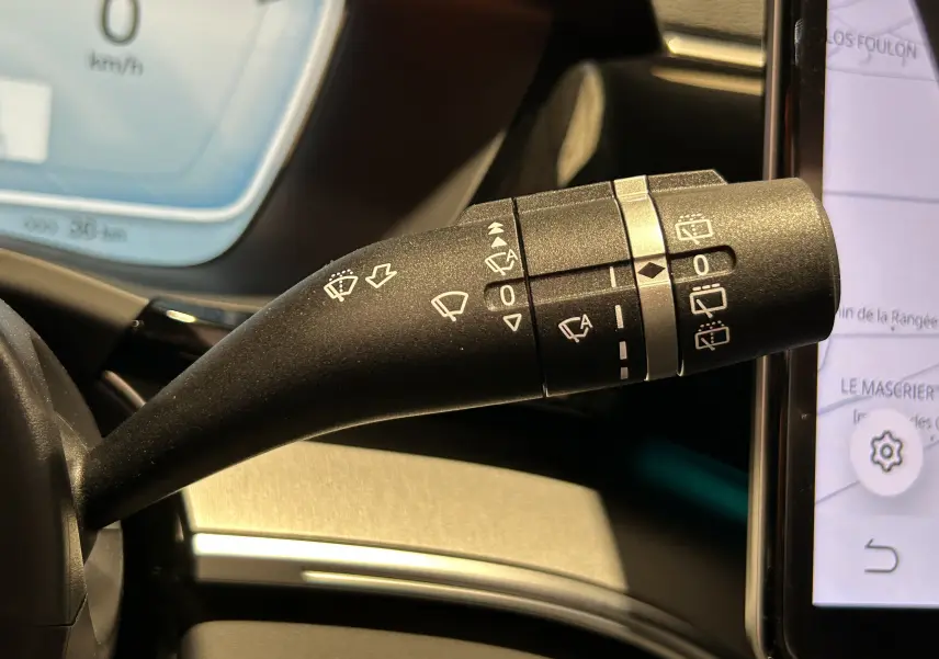 Gros plan sur la commande des essuie-glaces à gauche du volant dans l’habitacle du BYD SEAL U 2025.