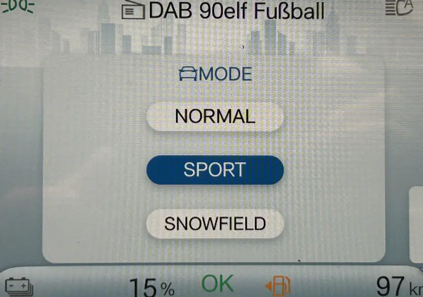 Écran central du BYD SEAL U montrant le mode de conduite Sport sélectionné, interface claire en blanc et bleu.