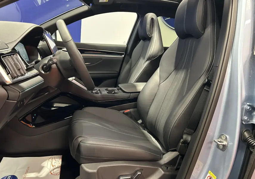 Vue intérieure côté conducteur du BYD SEAL U 2025 avec sièges cuir noir et toit ouvrant visible en TIAN QING METAL.