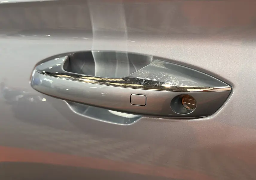 Poignée de porte chromée sur la portière côté gauche du BYD SEAL U 2025 couleur Tian Qing Metal avec serrure visible.