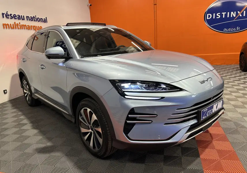 Vue 3/4 avant d'un SUV BYD SEAL U hybride rechargeable en couleur Tian Qing Metal avec phares LED allumés.