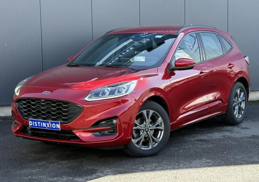Ford Kuga 2024 rouge Lucifer en 3/4 avant droit, avec calandre noire et jantes alliage 18 pouces.
