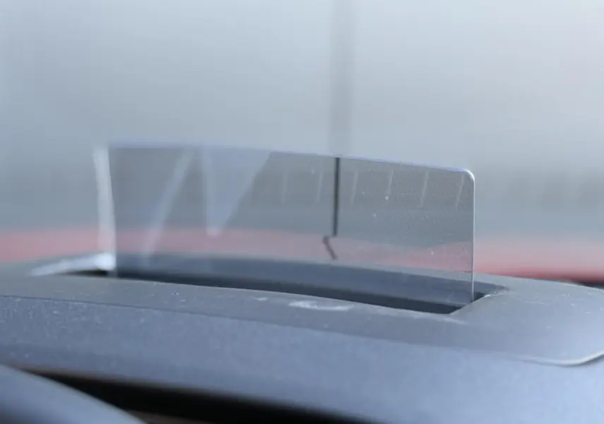 Détail de l'affichage tête haute HUD transparent sur le tableau de bord du Ford Kuga rouge Lucifer 2024.