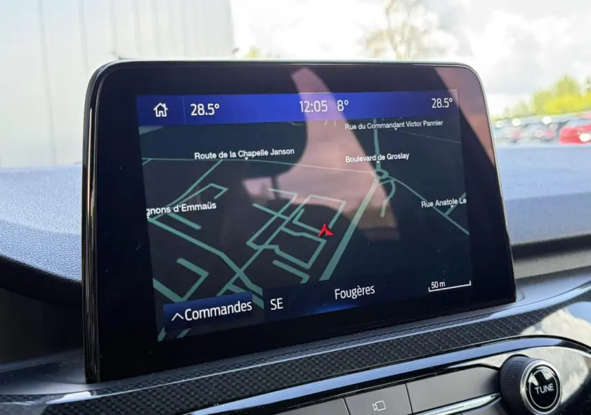 Vue rapprochée de l’écran GPS tactile intérieur du Ford Kuga 2024, affichant une carte de navigation.