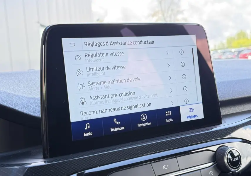 Écran tactile central du Ford Kuga 2024 affichant les réglages d'assistance conducteur en gros plan intérieur.