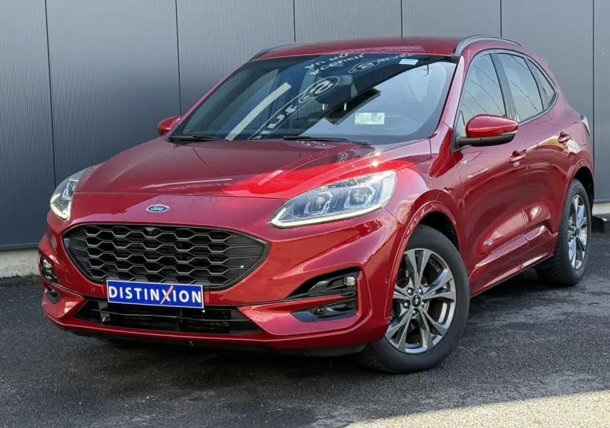Ford Kuga 2024 rouge Lucifer en 3/4 avant droit, avec calandre noire et jantes alliage 18 pouces.