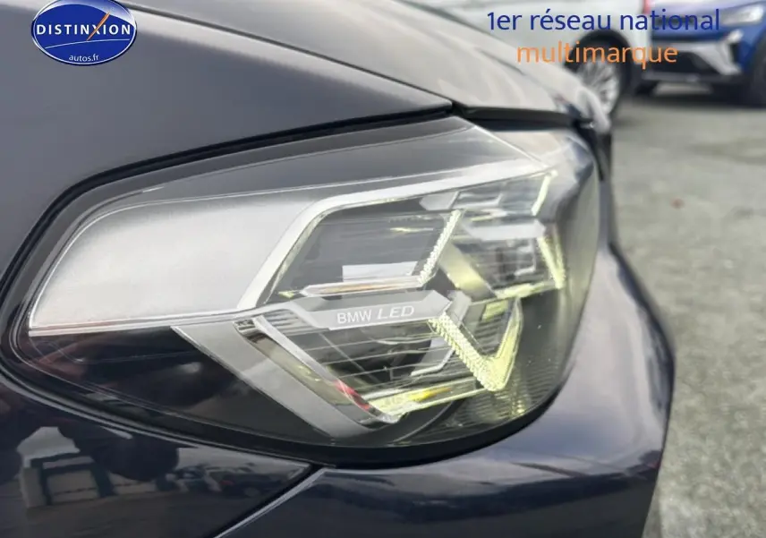 Gros plan sur le phare avant droit LED d’un BMW X4 noir (g02) xdrive30d 286 M Sport de 2022.
