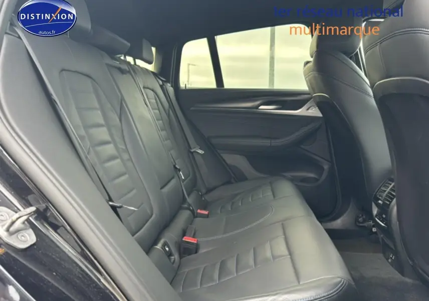 Vue intérieure côté gauche de la banquette arrière en cuir noir du BMW X4 G02 xdrive30d 2022 avec finitions sport.