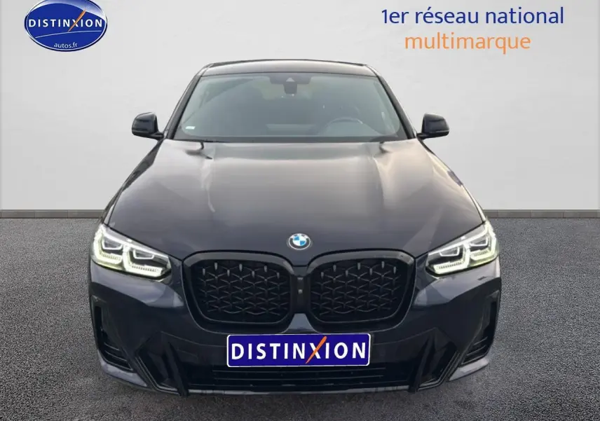 Vue avant d’un BMW X4 noir (g02) xdrive30d 286 M Sport avec calandre noire et phares LED allumés.
