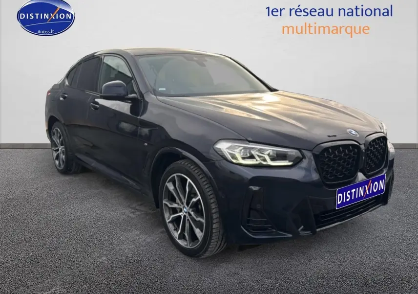 BMW X4 xDrive30d noir en 3/4 avant droit, avec calandre noire et jantes alliage distinctives.